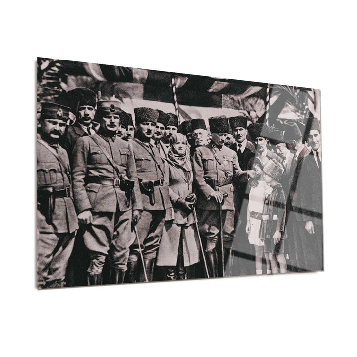 Atatürk ve Çocuk Sevgisi Cam Tablo - ATC014