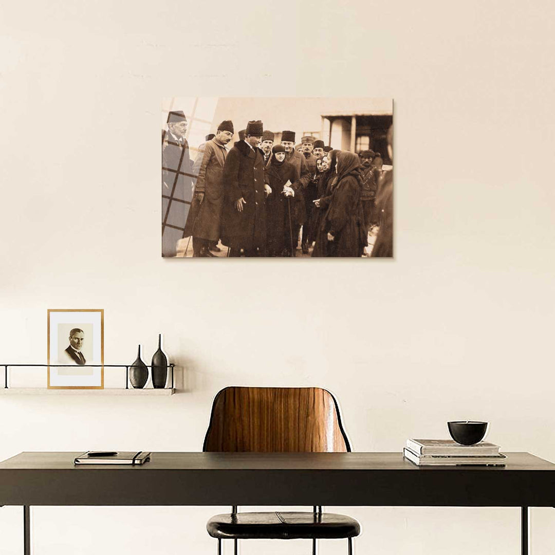 Mustafa Kemal ve Eşi Latife Hanım Konya'da Kız Öğrencilerle Sohbet Ederken Cam Tablo - ATC019