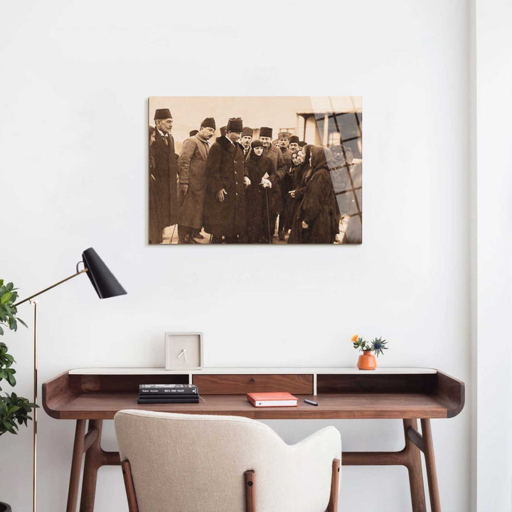 Mustafa Kemal ve Eşi Latife Hanım Konya'da Kız Öğrencilerle Sohbet Ederken Cam Tablo - ATC019