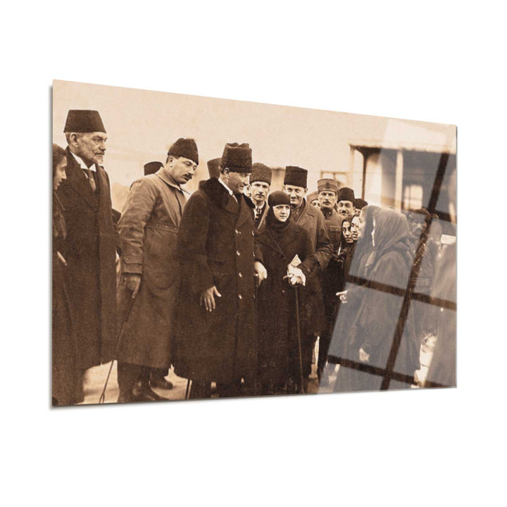 Mustafa Kemal ve Eşi Latife Hanım Konya'da Kız Öğrencilerle Sohbet Ederken Cam Tablo - ATC019