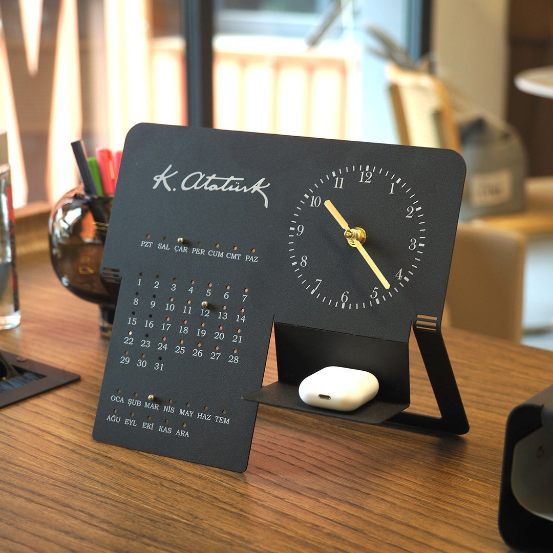 Kemal Atatürk İmzalı Metal Masa Saati ve Takvimi - APH251