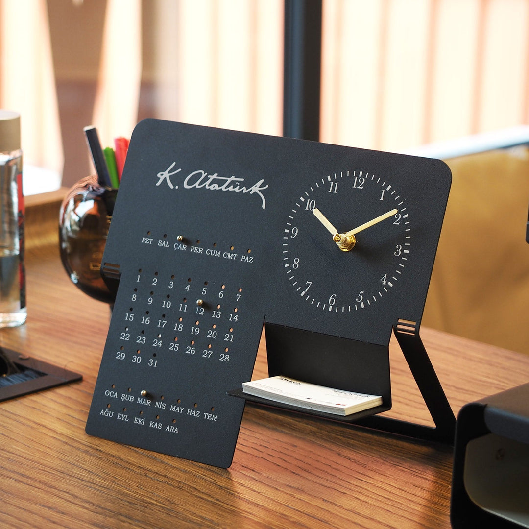 Kemal Atatürk İmzalı Metal Masa Saati ve Takvimi - APH251
