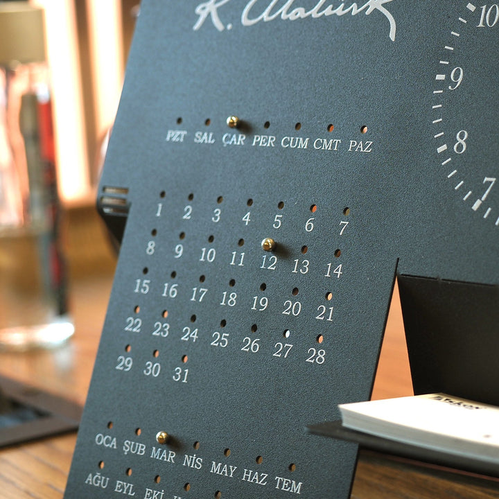 Kemal Atatürk İmzalı Metal Masa Saati ve Takvimi - APH251