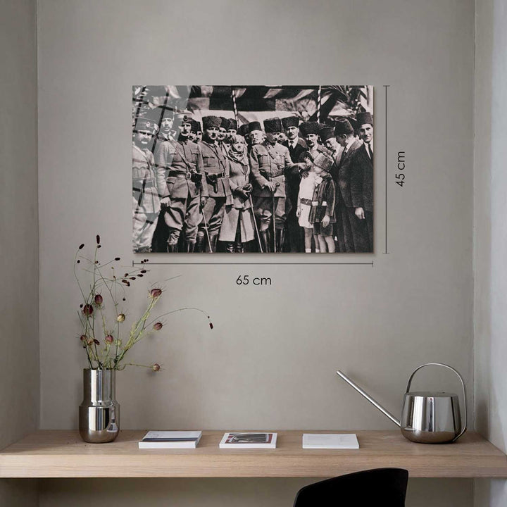 Atatürk ve Çocuk Sevgisi Cam Tablo - ATC014