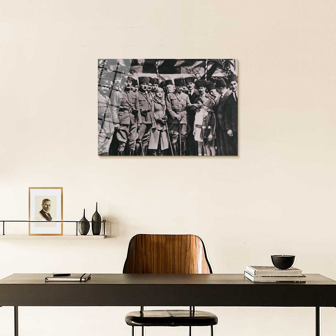 Atatürk ve Çocuk Sevgisi Cam Tablo - ATC014