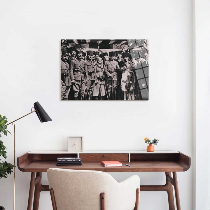 Atatürk ve Çocuk Sevgisi Cam Tablo - ATC014