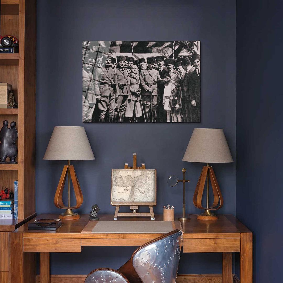 Atatürk ve Çocuk Sevgisi Cam Tablo - ATC014