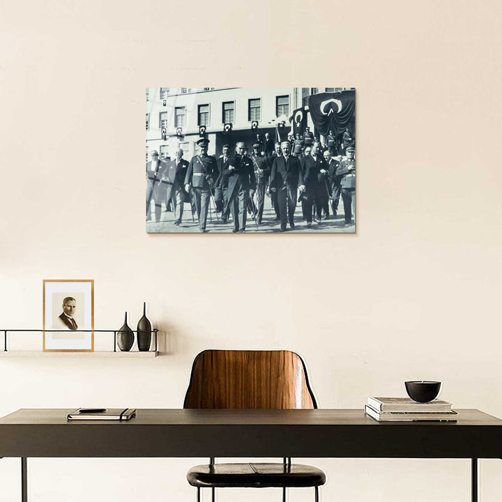 Atatürk Genelkurmay ve Milli Savunma Bakanlığı Binasının Hizmete Açılış Töreninde Cam Tablo - ATC012