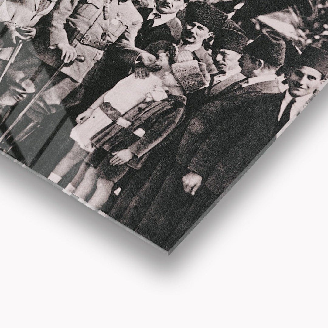 Atatürk ve Çocuk Sevgisi Cam Tablo - ATC014